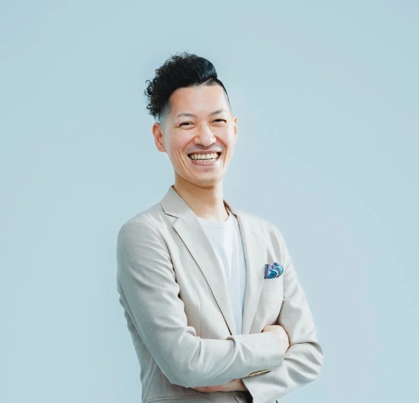 笑顔で腕組みをする日本人男性