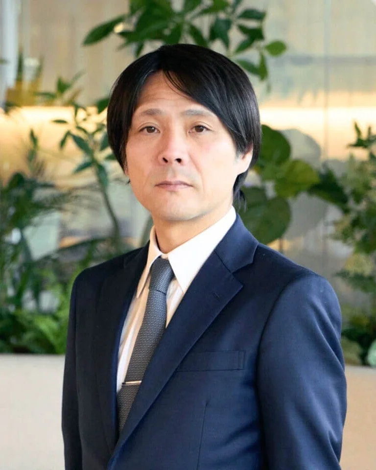 真剣な表情のビジネスマン