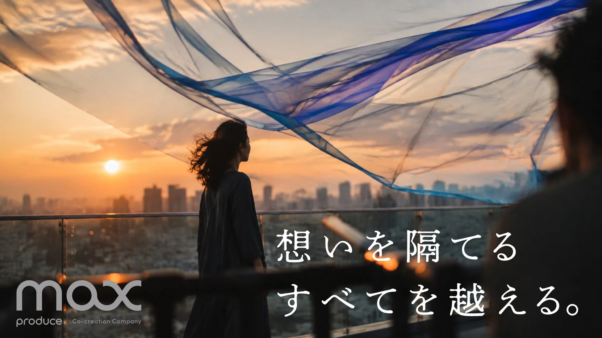 夕焼けの街並みと女性