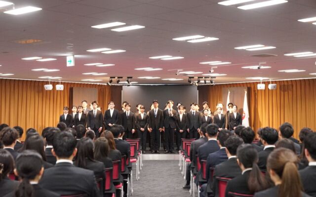 内定者49名が全社員の前で「1分間プレゼン」　アチーブメントが2027年度新卒内定式を開催